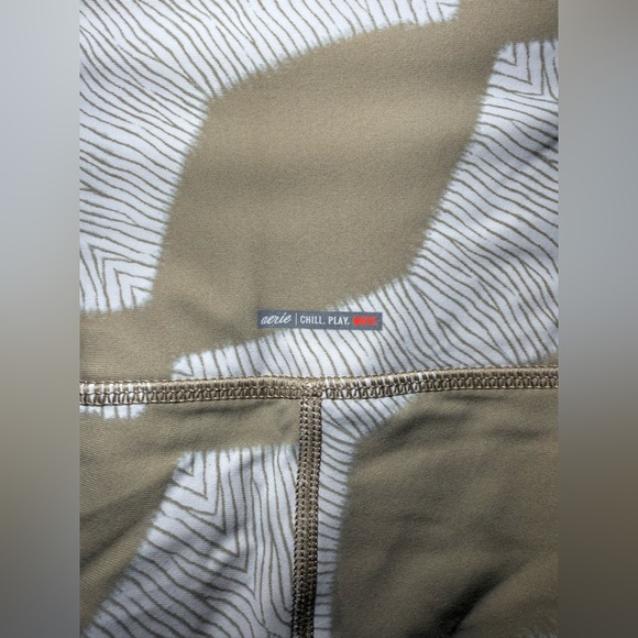 Aerie Chill Play Move High Waisted Geometic White Beige Tan Legging Size Small - Picture 7 of 11